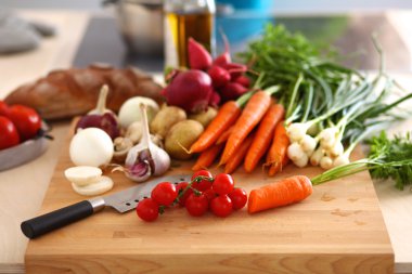 Taze organik sebze yemek pişirmek için bir bıçak ile bir tabloda