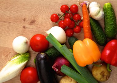 Çeşitli ham organik sebze ahşap masa ile kompozisyon