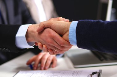 İş adamları iş toplantısında, ofiste oturup tartışıyorlar.