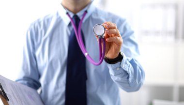 Doktor ile hasta başvuru stetoskop