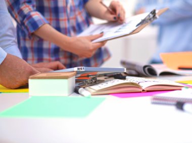 Close-Up üç genç yaratıcı tasarımcılar birlikte proje üzerinde çalışıyor. Takım çalışması