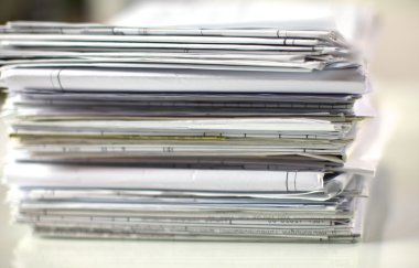 dosya yığını, beyaz arka plan ile dosya klasörü