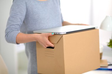 Office, gülümseyen, kutu ambalaj hareketli iş adamları mutlu takım