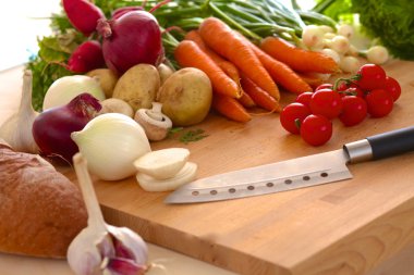 Ahşap bir masa üzerinde organik sebze yığını