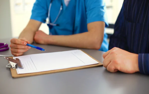 Equipo médico medidor de presión arterial aislado en blanco — Foto de Stock