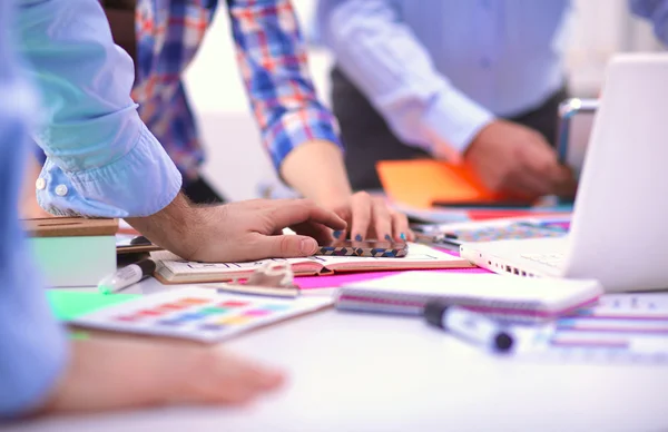 Primer plano de tres jóvenes diseñadores creativos que trabajan juntos en el proyecto. Trabajo en equipo — Foto de Stock