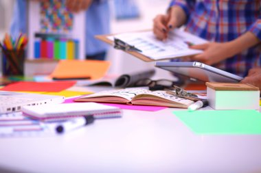 Close-Up üç genç yaratıcı tasarımcılar birlikte proje üzerinde çalışıyor. Takım çalışması