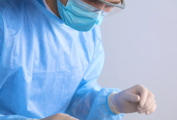 Cirujano en uniforme de primer plano listo para el paso — Foto de Stock