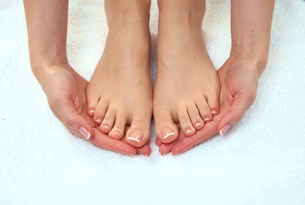 Closeup foto de um belo pés femininos com pedicure — Fotografia de Stock