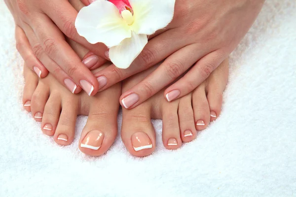 Closeup foto de um belo pés femininos com pedicure — Fotografia de Stock