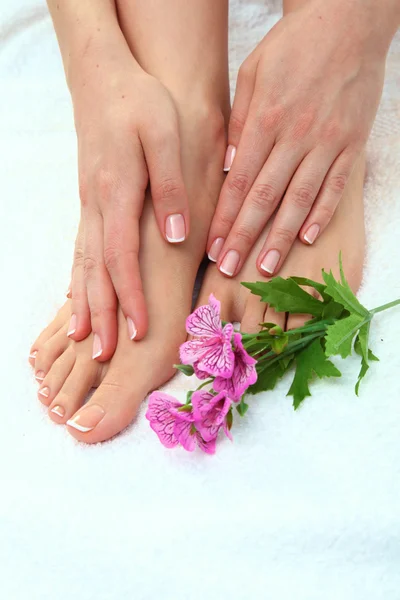 Närbild foto av en vacker kvinnlig fötter med pedikyr — Stockfoto
