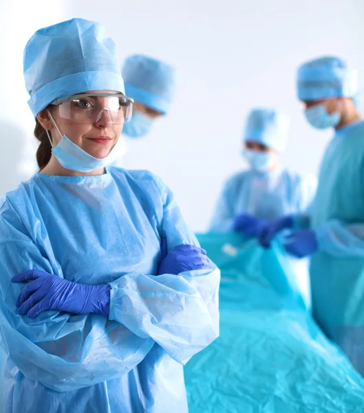 Equipe de cirurgião em uniforme realizar operação em um paciente na clínica de cirurgia cardíaca — Fotografia de Stock