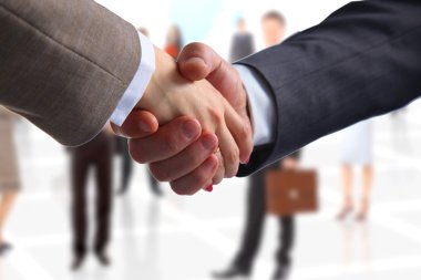 İş karşılıklı. İki işadamı el birbirleri ile ofiste