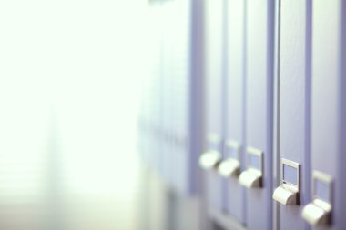 Dosya klasörleri, arka planda raflarda duran