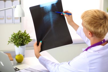 ofiste mutlu tıp doktoru kadın portresi