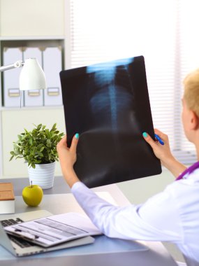 ofiste mutlu tıp doktoru kadın portresi