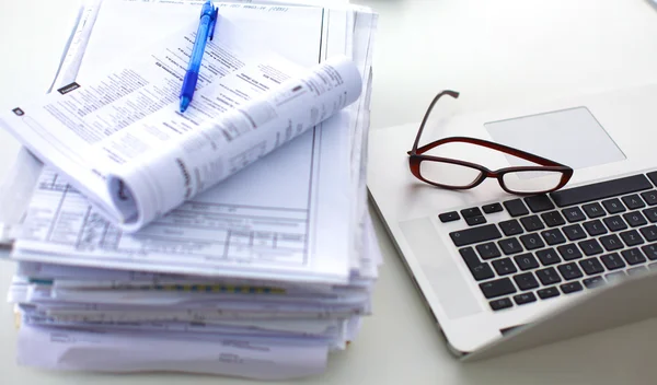 Beyaz arkaplanda dizin yığını olan dizüstü bilgisayar