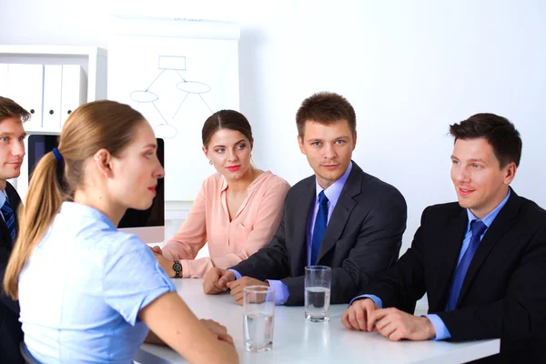 Reunião de negócios - gerente discutindo o trabalho com seus colegas — Fotografia de Stock