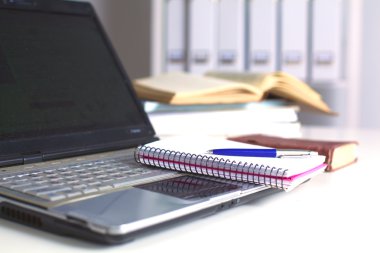 Ofis Masaları boş not defteri ve dizüstü bilgisayar ile