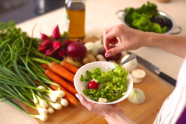 Genç kadın mutfakta yemek pişiriyor. Sağlıklı Yemek