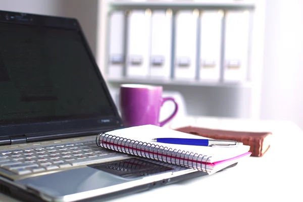 Office tabel met lege Kladblok en laptop — Stockfoto