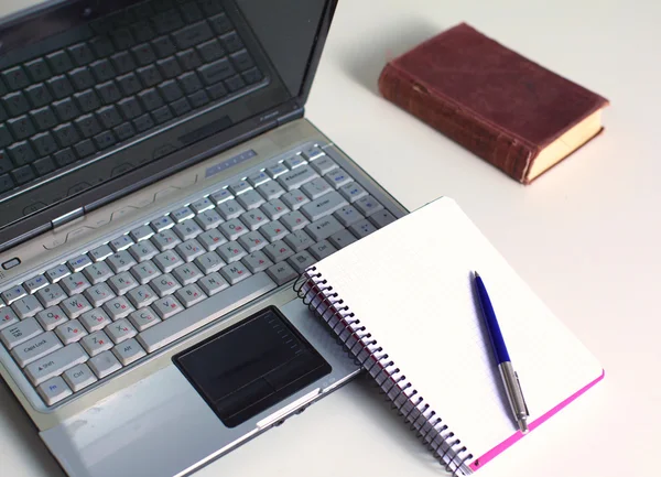 Office tabel met lege Kladblok en laptop — Stockfoto