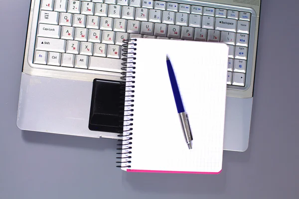 Ofis Masaları boş not defteri ve dizüstü bilgisayar ile — Stok fotoğraf