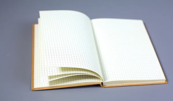 Abre el cuaderno. fondo gris aislado — Foto de Stock