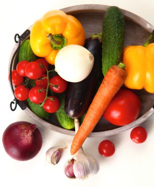 Beyaz arka planda taze sonbahar sebzeleri