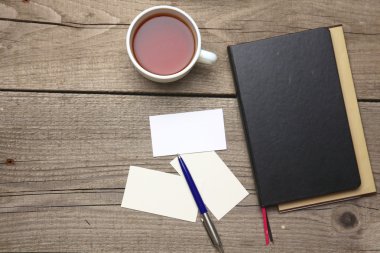 Ahşap Ofis Masası kalem ve çay Kupası ile boş kartvizit
