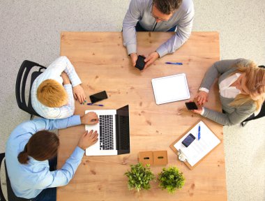 İş ortaklarının toplantıda belge ve fikirleri tartıştığı resim