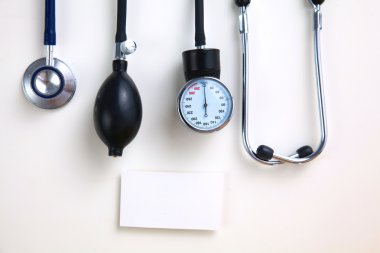 Tansiyon ölçer tıbbi malzeme üzerinde beyaz izole