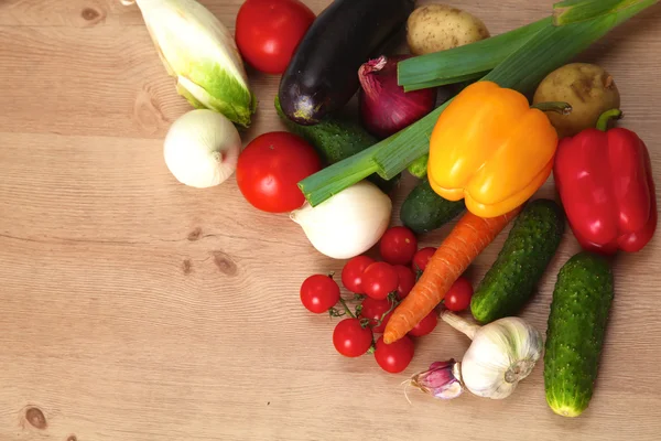 Ahşap bir masa üzerinde organik sebze yığını