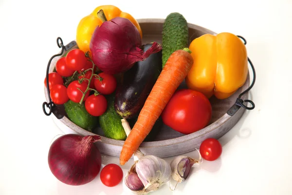 Beyaz arka planda taze sonbahar sebzeleri