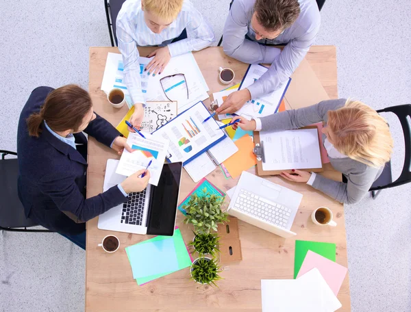 Imagen de los socios comerciales discutiendo documentos e ideas en la reunión — Foto de Stock