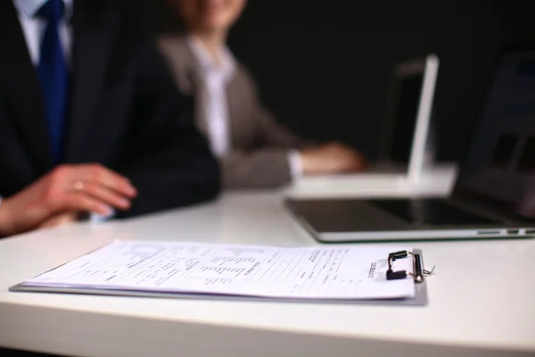 Geschäftstreffen am Tisch beim Händeschütteln Vertragsabschluss — Stockfoto