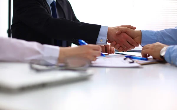 Geschäftlicher Händedruck. zwei Geschäftsleute beim Händeschütteln im Büro — Stockfoto