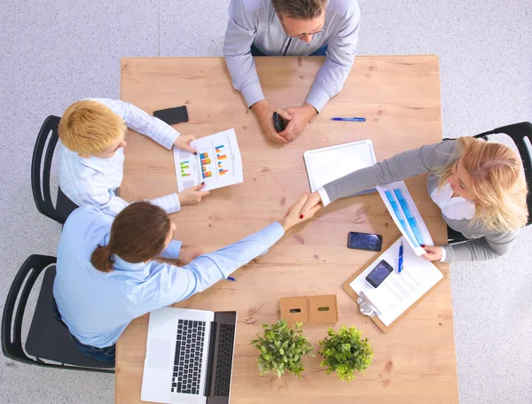 Imagen de los socios comerciales discutiendo documentos e ideas en la reunión — Foto de Stock