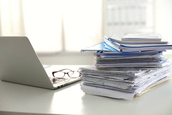 офисный стол стопка компьютерных бумажных отчетов рабочие формы
