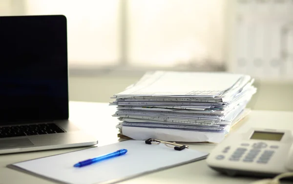 Ofis Masası bilgisayar kağıt raporları bir yığın iş formları — Stok fotoğraf