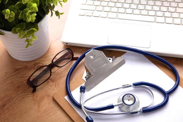 Stethoscope on laptop keyboard. Concept 3D image — Stock Photo, Image