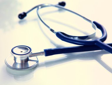 Beyaz arkaplanda tıbbi steteskop