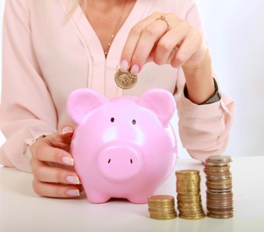 Domuz kutusu, ofiste ayakta tutan işadamı