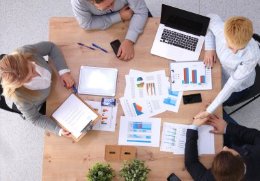 iş adamları beyaz arka plan üzerinde birlikte çalışma grubu