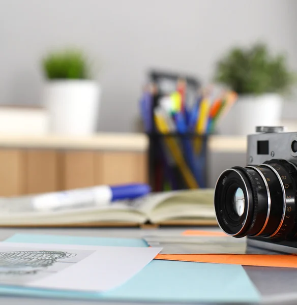 Mesa de diseñadores con cámara y herramientas, taza —  Fotos de Stock