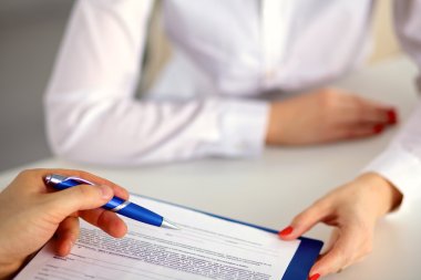 Tablo ofiste iş toplantısı