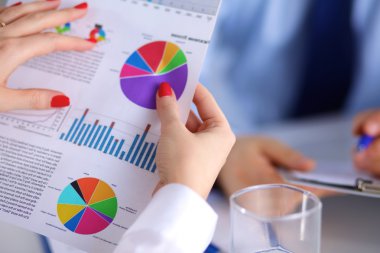 iş adamları beyaz arka plan üzerinde birlikte çalışma grubu