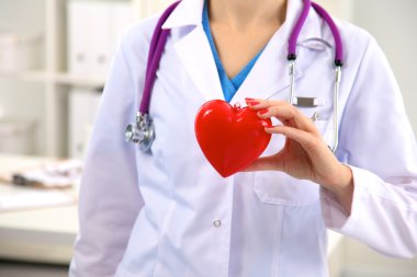 Bilinmeyen kadın doktor izole stetoskop ile yakın çekim