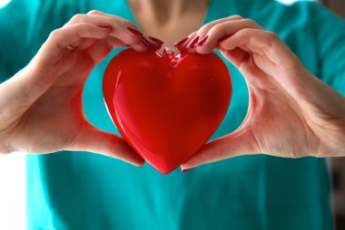 Bilinmeyen kadın doktor izole stetoskop ile yakın çekim