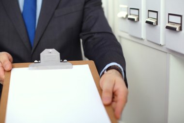 Dosya klasörleri, arka planda raflarda duran